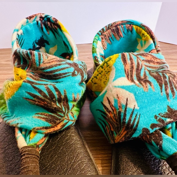 Sanuk Sandals - Picture 2 of 9